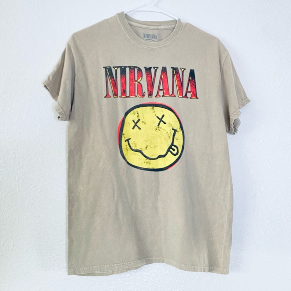 🍓 Nirvana Boho Smiley Face Grunge Band Graphic Tee Medium